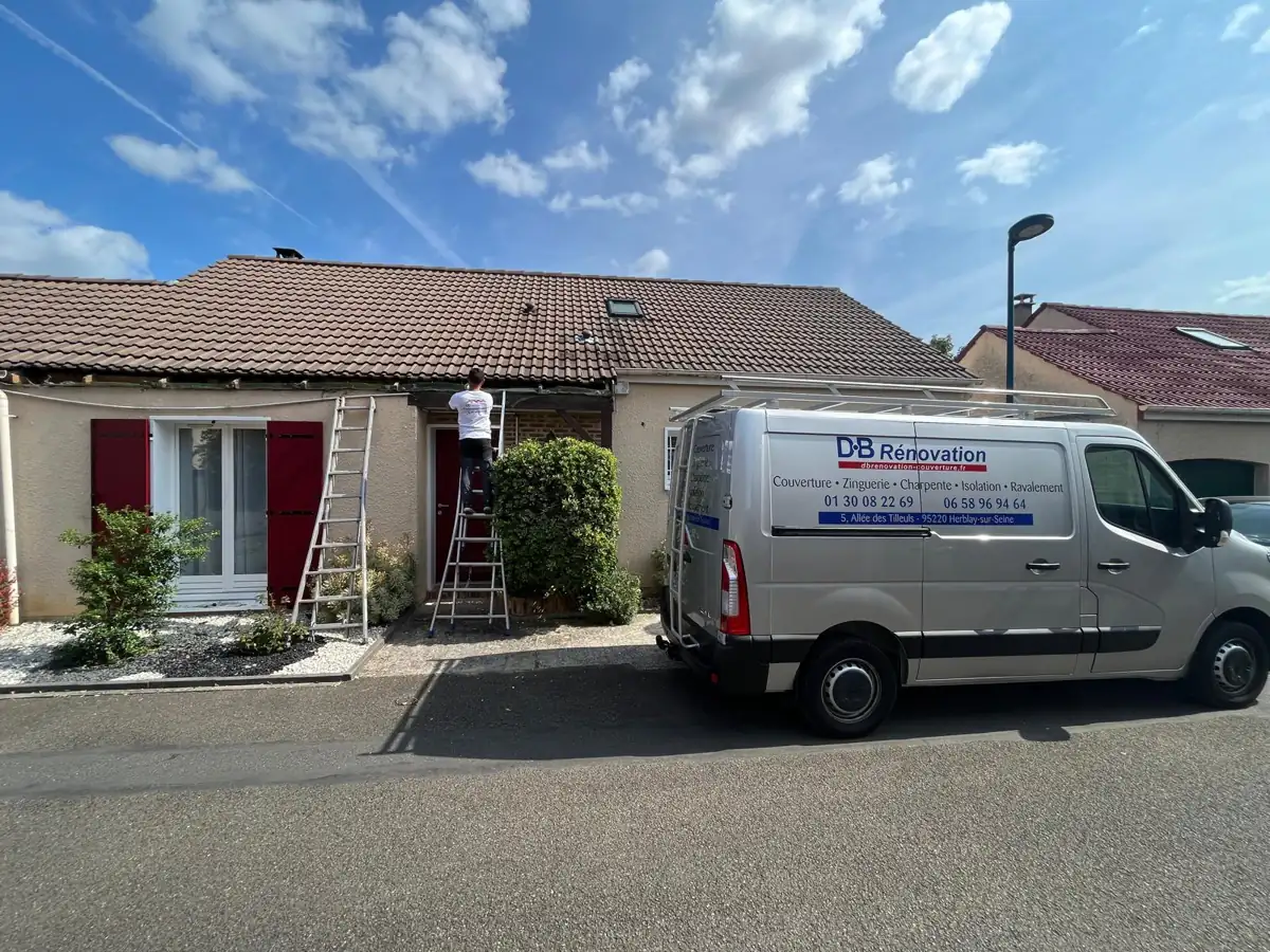 Équipe DB Rénovation en intervention avec camion atelier devant un pavillon
