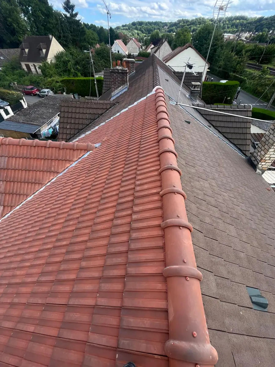Faîtage et couverture en tuiles neuves après rénovation